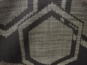 アンティーク　亀甲模様織り出し本場泥大島紬着物(5マルキ)